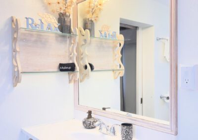 Vanity and classic basin decor in the bathroom.